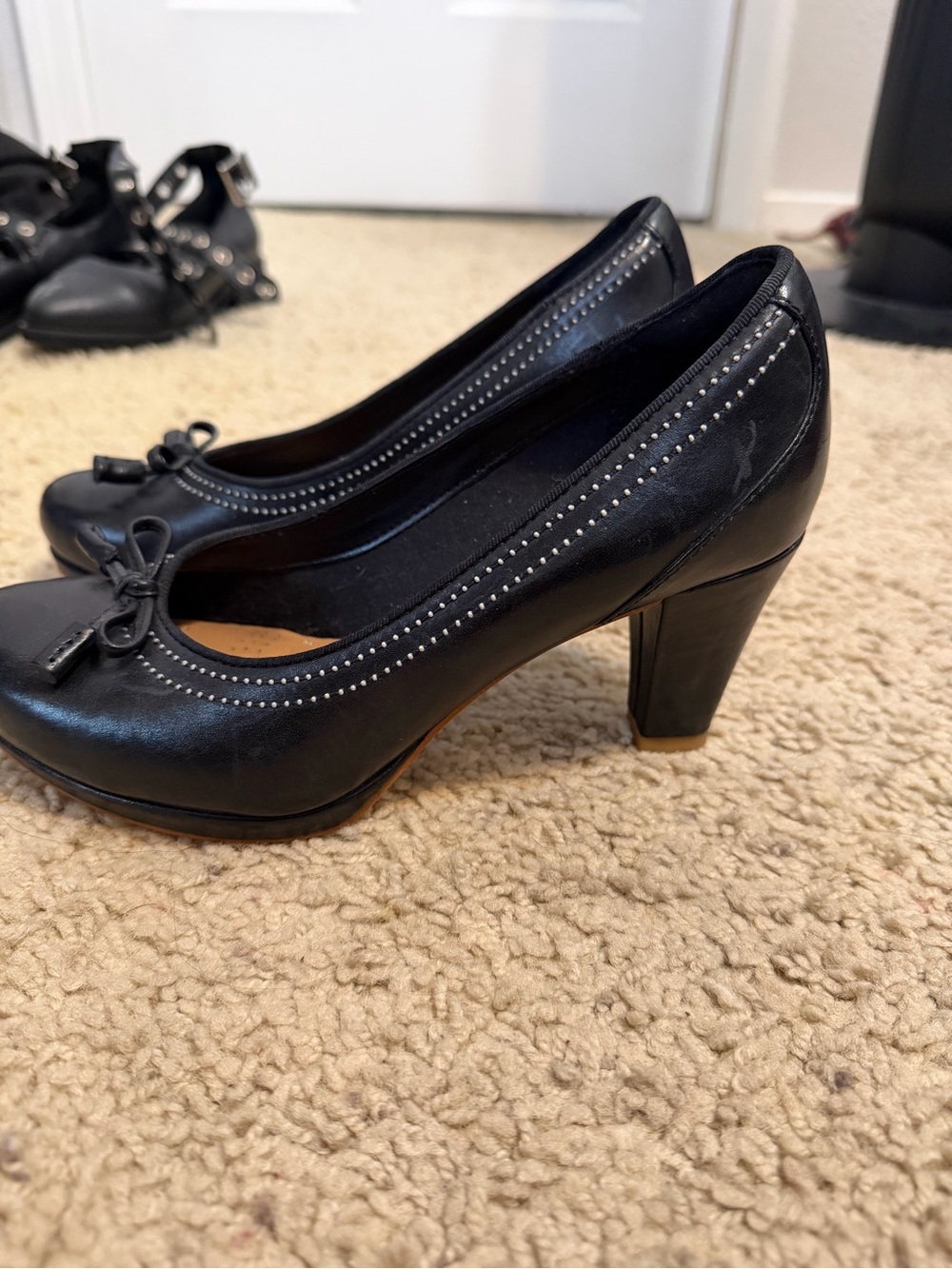 Clark's Artisan Leather Clerk Pumps Size 5.5 in Black - Picture 3 of 5